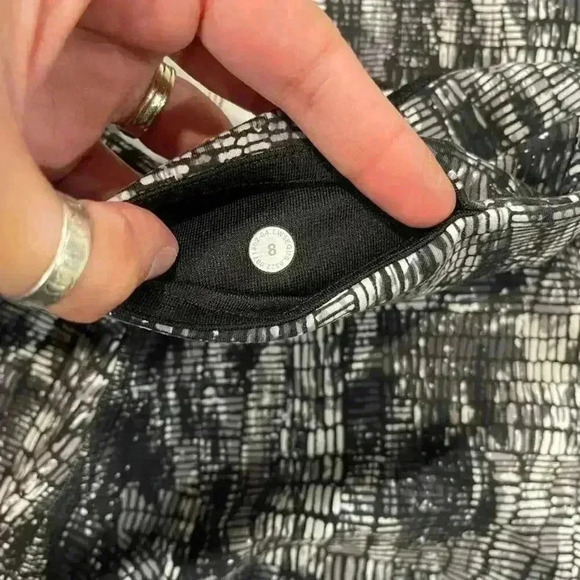 Lululemon InStill HR Tight Womens 8 Black White Geometric 25” LW5EQUS Leggings - Picture 7 of 7